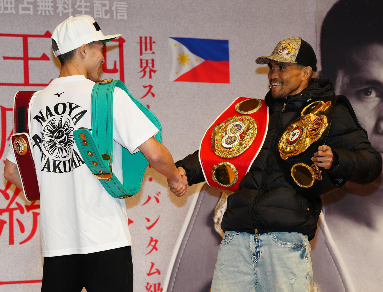 4団体王座統一戦前の会見後、握手を交わすWBC、WBO世界スーパーバンタム級王者の井上尚（左）とWBAスーパー、IBF世界同級王者のタパレス（撮影・江口和貴）
