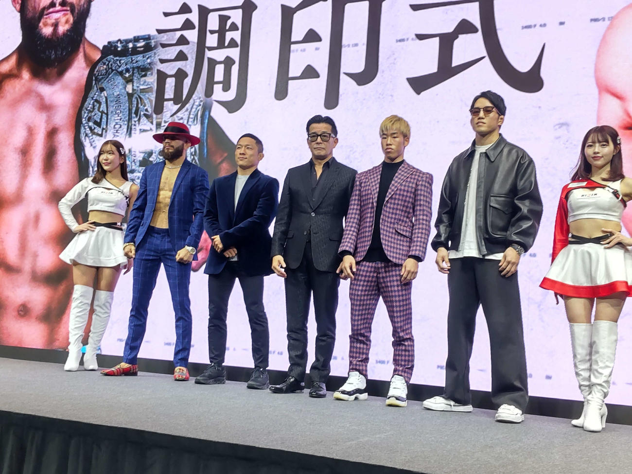 調印式に登場した（左から2人目から）アーチュレッタ、堀口、榊原CEO、神龍、朝倉