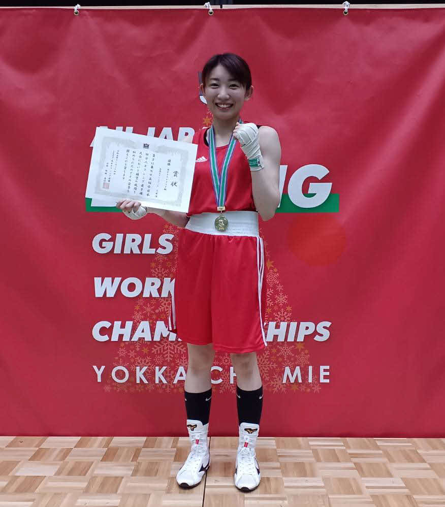 金メダルを首にかけ、優勝を喜ぶ六井（新潟ボクシングジム提供）