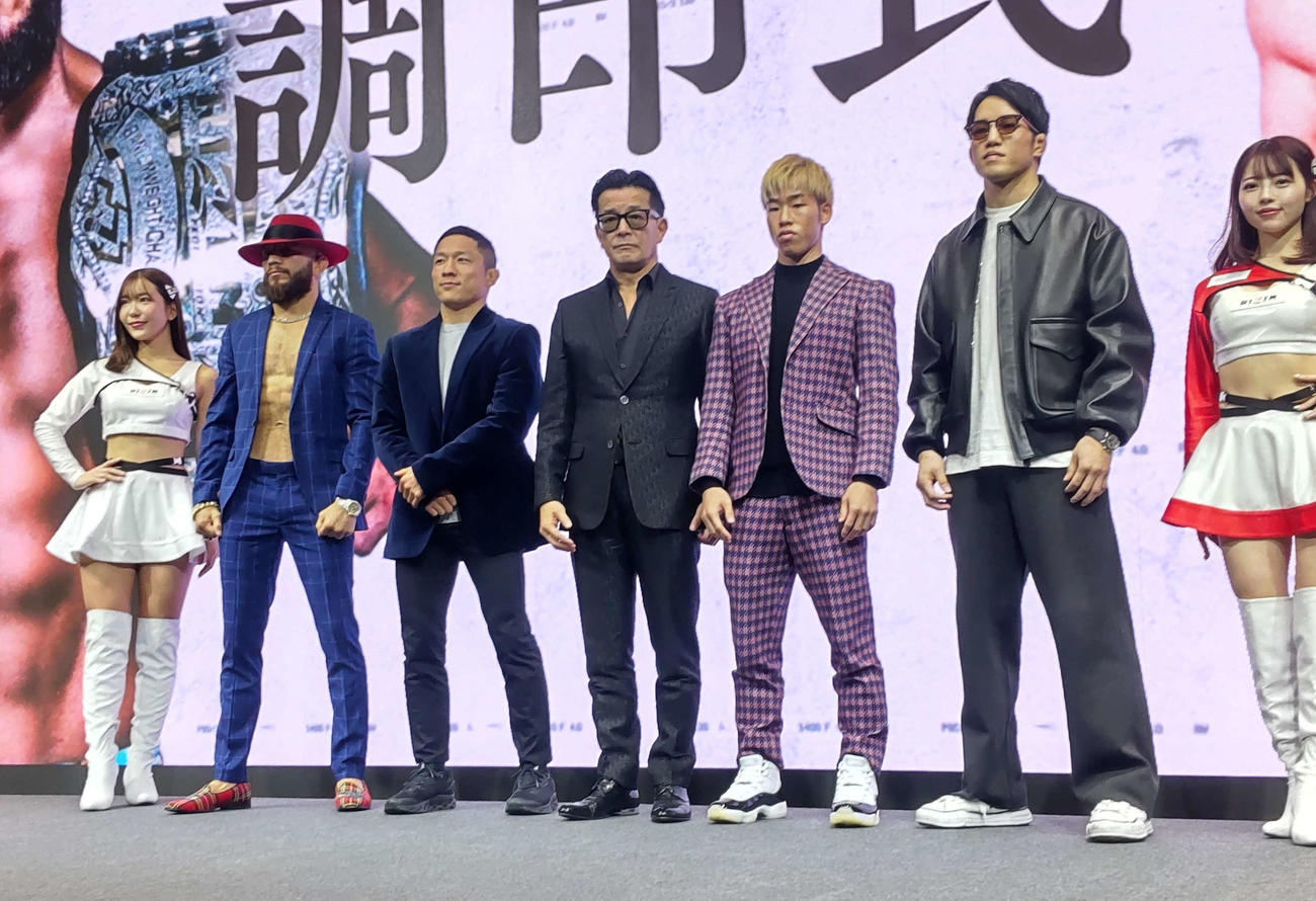 調印式に登場した、左2人目からアーチュレッタ、堀口、榊原CEO、神龍、朝倉