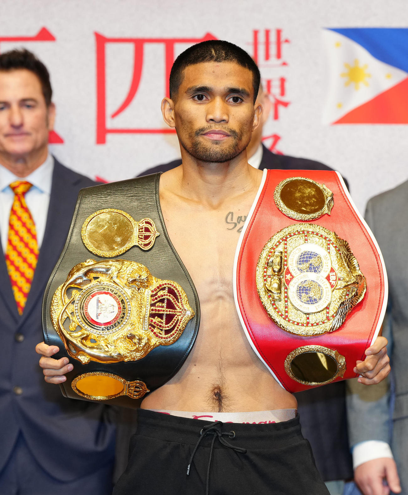 4団体王座統一戦の前日計量をクリアし写真に納まるWBAスーパー、IBF世界スーパーバンタム級王者のタパレス（撮影・江口和貴）