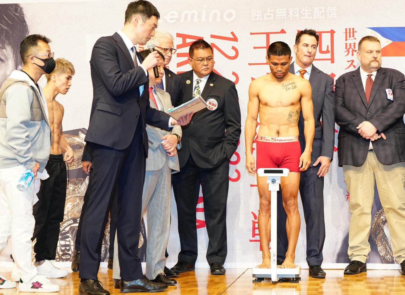 4団体王座統一戦の前日計量に臨むWBAスーパー、IBF世界スーパーバンタム級王者のタパレス（左から7人目）。同2人目はWBC、WBO世界同級王者の井上尚（撮影・江口和貴）