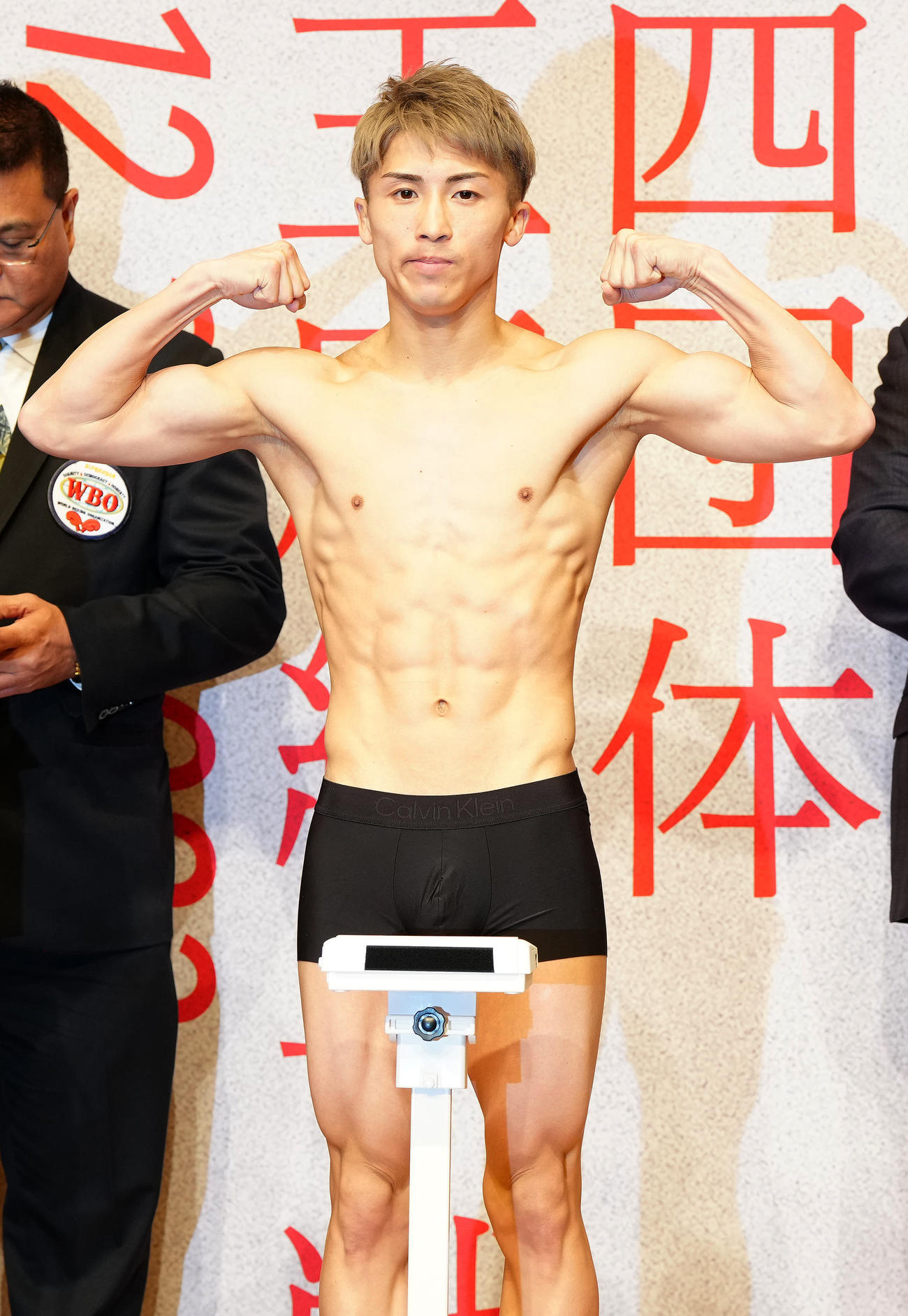 4団体王座統一戦の前日計量をクリアしポーズを決めるWBC、WBO世界スーパーバンタム級王者の井上尚（中央）（撮影・江口和貴）