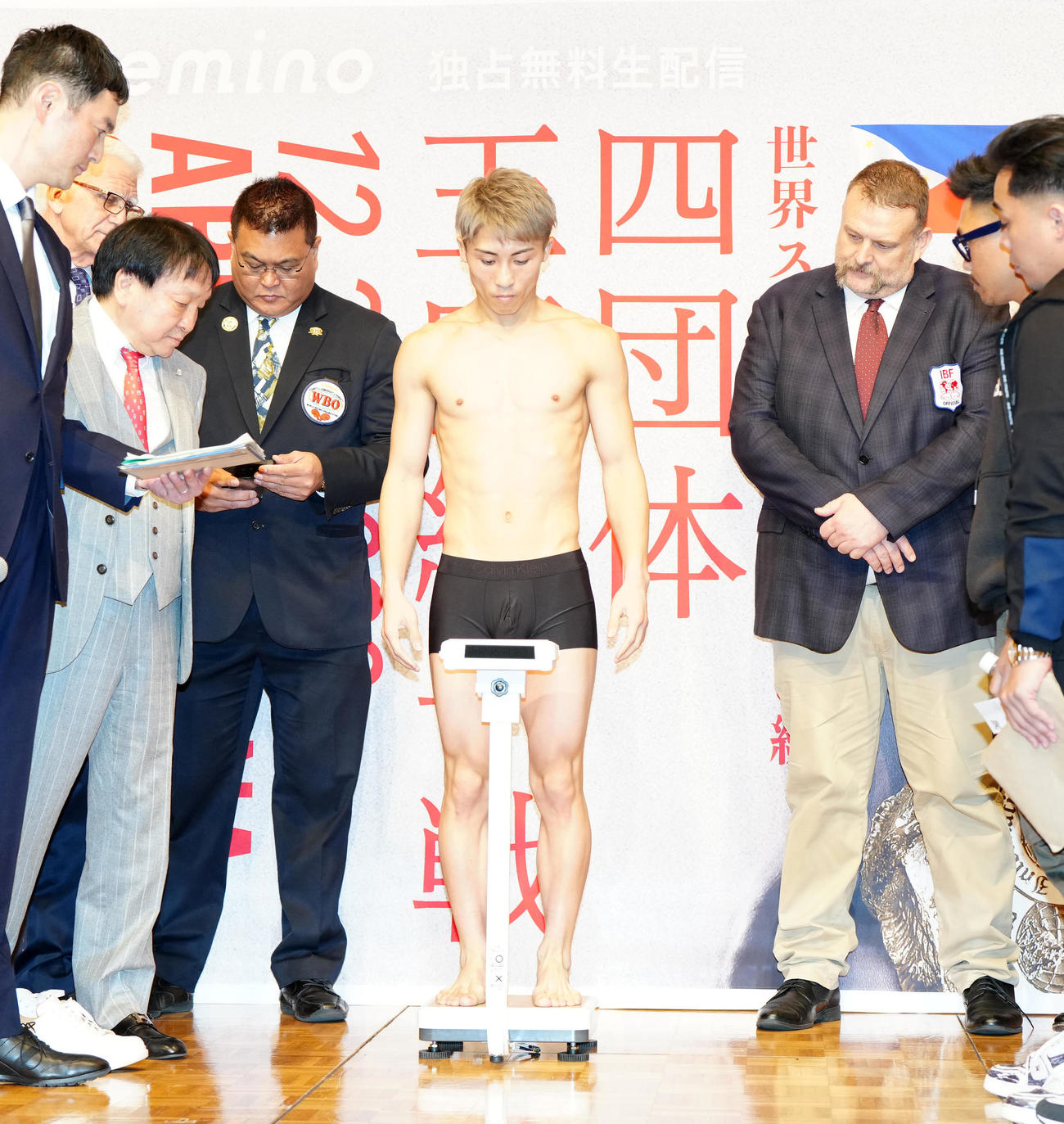 4団体王座統一戦の前日計量に臨むWBC、WBO世界スーパーバンタム級王者の井上尚（撮影・江口和貴）