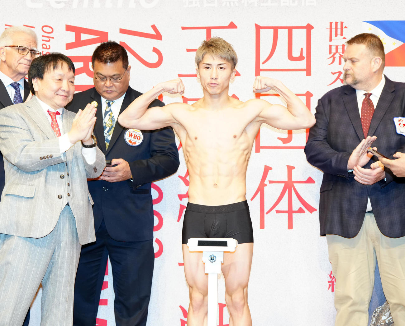 4団体王座統一戦の前日計量をクリアしポーズを決めるWBC、WBO世界スーパーバンタム級王者の井上尚（中央）（撮影・江口和貴）