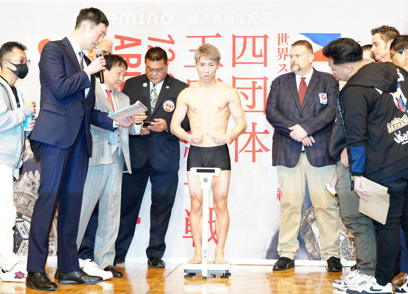 4団体王座統一戦の前日計量をクリアしポーズを決めるWBC、WBO世界スーパーバンタム級王者の井上尚（中央）（撮影・江口和貴）