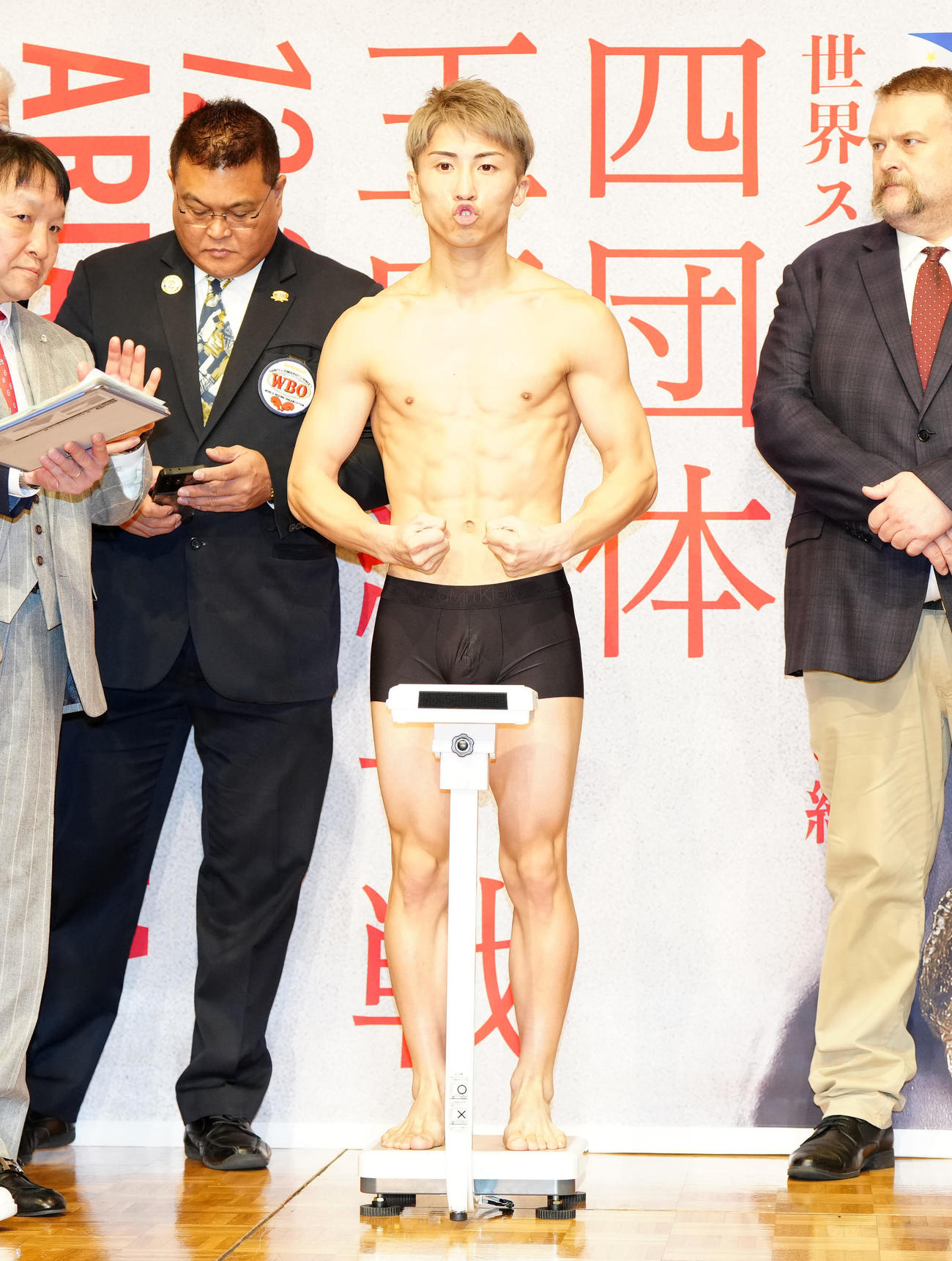 4団体王座統一戦の前日計量をクリアしポーズを決めるWBC、WBO世界スーパーバンタム級王者の井上尚（中央）（撮影・江口和貴）