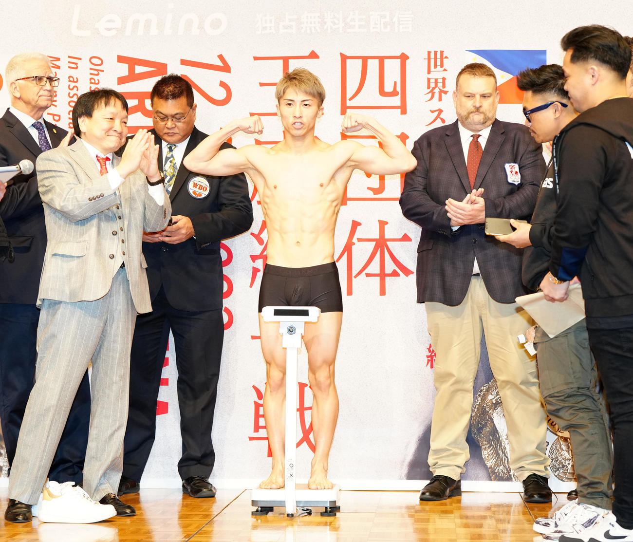 4団体王座統一戦の前日計量をクリアしポーズを決めるWBC、WBO世界スーパーバンタム級王者の井上尚（中央）（撮影・江口和貴）