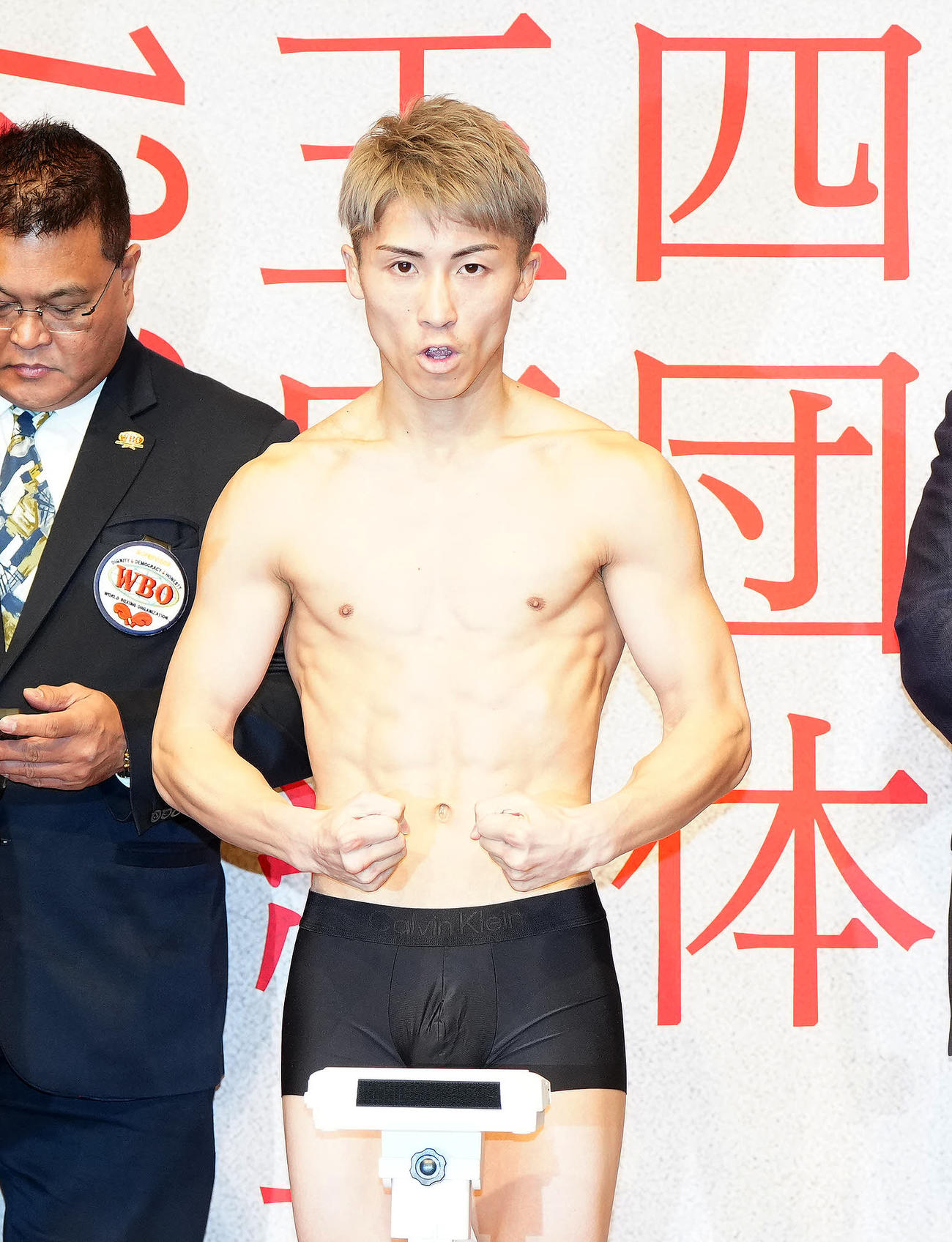4団体王座統一戦の前日計量をクリアしポーズを決めるWBC、WBO世界スーパーバンタム級王者の井上尚（中央）（撮影・江口和貴）
