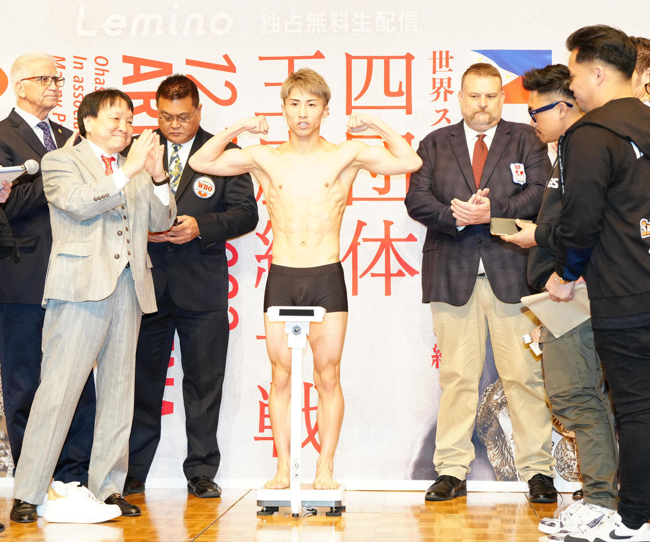 4団体王座統一戦の前日計量をクリアしポーズを決めるWBC、WBO世界スーパーバンタム級王者の井上尚（中央）（撮影・江口和貴）