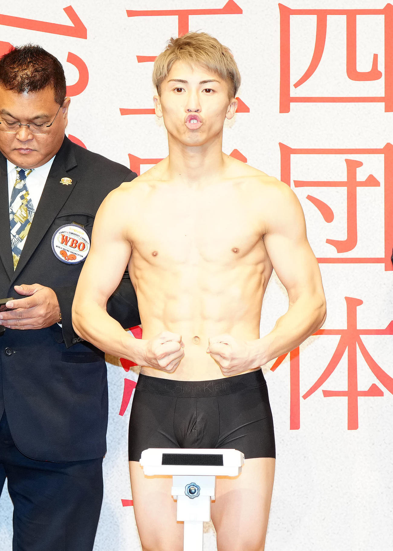 4団体王座統一戦の前日計量をクリアしポーズを決めるWBC、WBO世界スーパーバンタム級王者の井上尚（中央）（撮影・江口和貴）