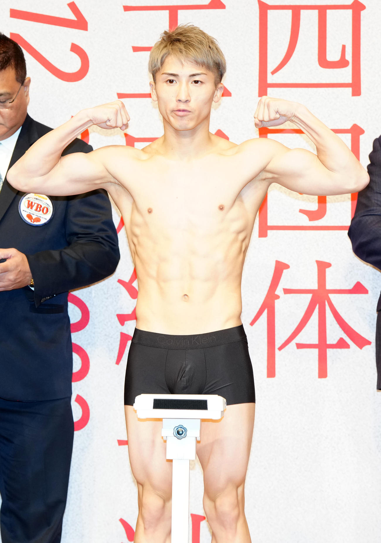 4団体王座統一戦の前日計量をクリアしポーズを決めるWBC、WBO世界スーパーバンタム級王者の井上尚（中央）（撮影・江口和貴）