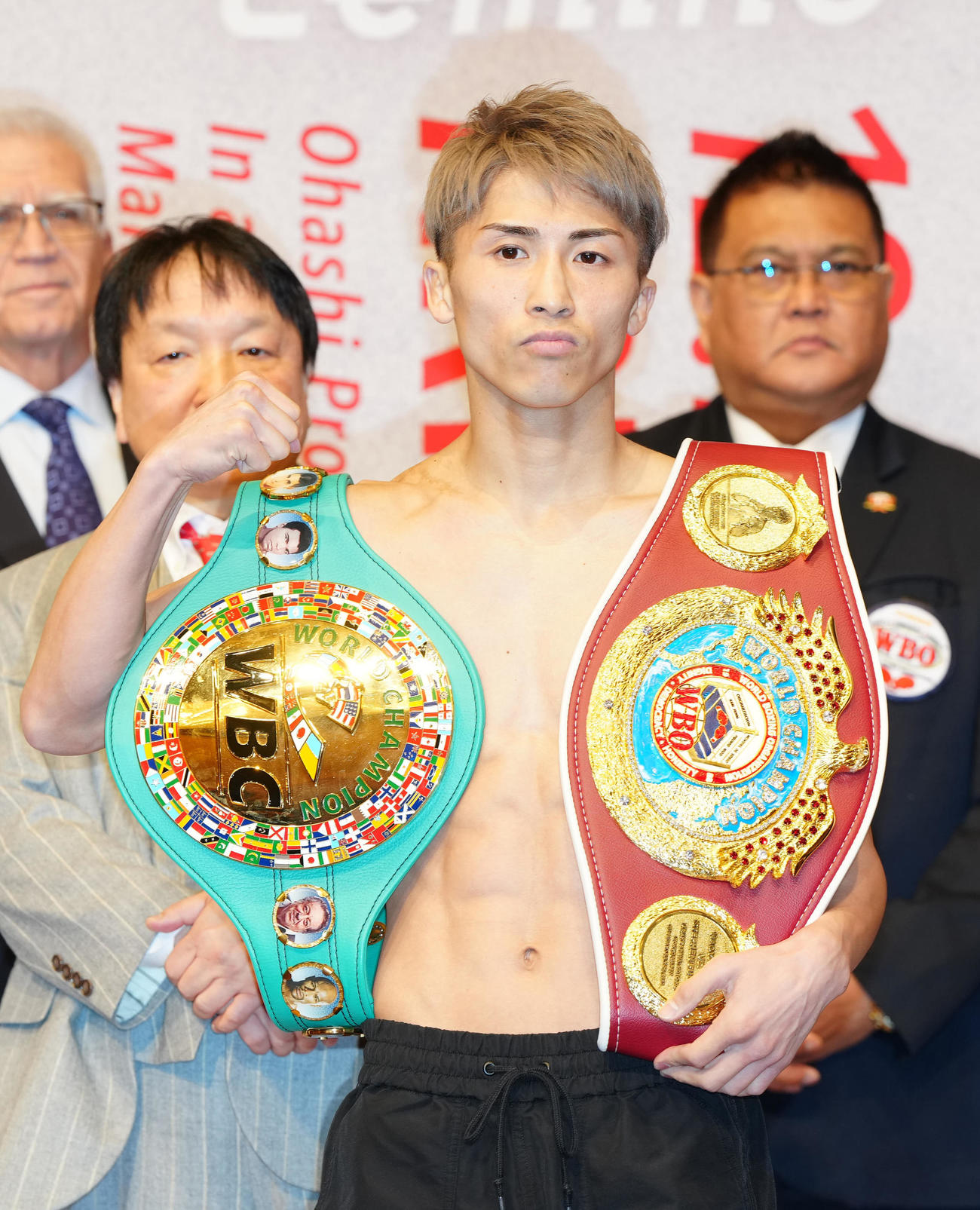 4団体王座統一戦の前日計量をクリアし写真に納まるWBC、WBO世界スーパーバンタム級王者の井上尚（撮影・江口和貴）