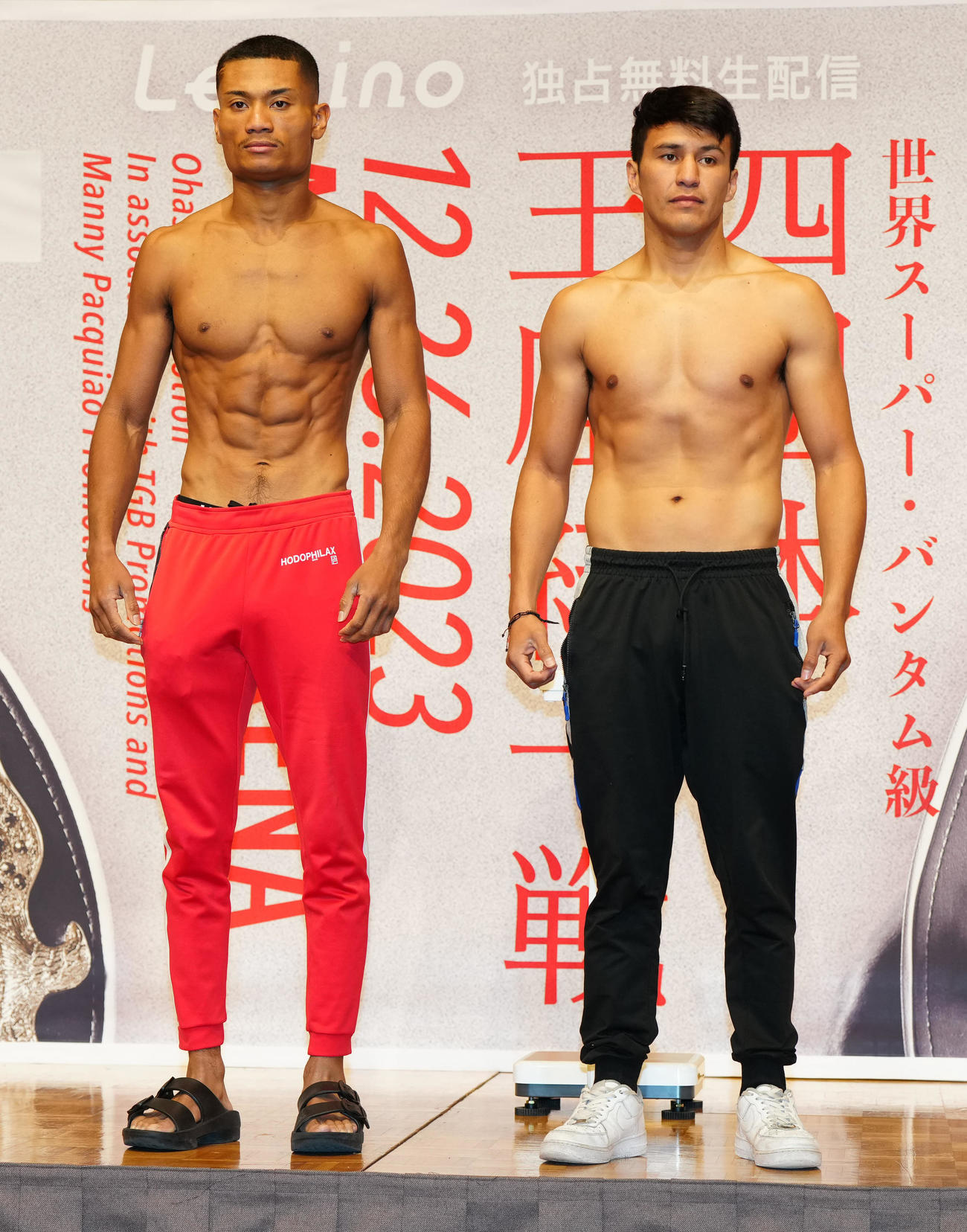 前日計量をクリアし写真に納まる平岡（左）とディアス（撮影・江口和貴）