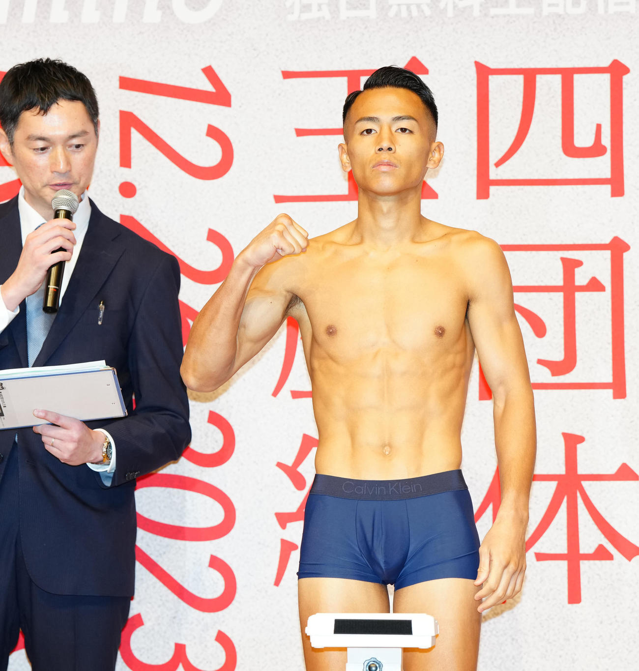 前日計量をクリアしポーズを決める武居（右）（撮影・江口和貴）