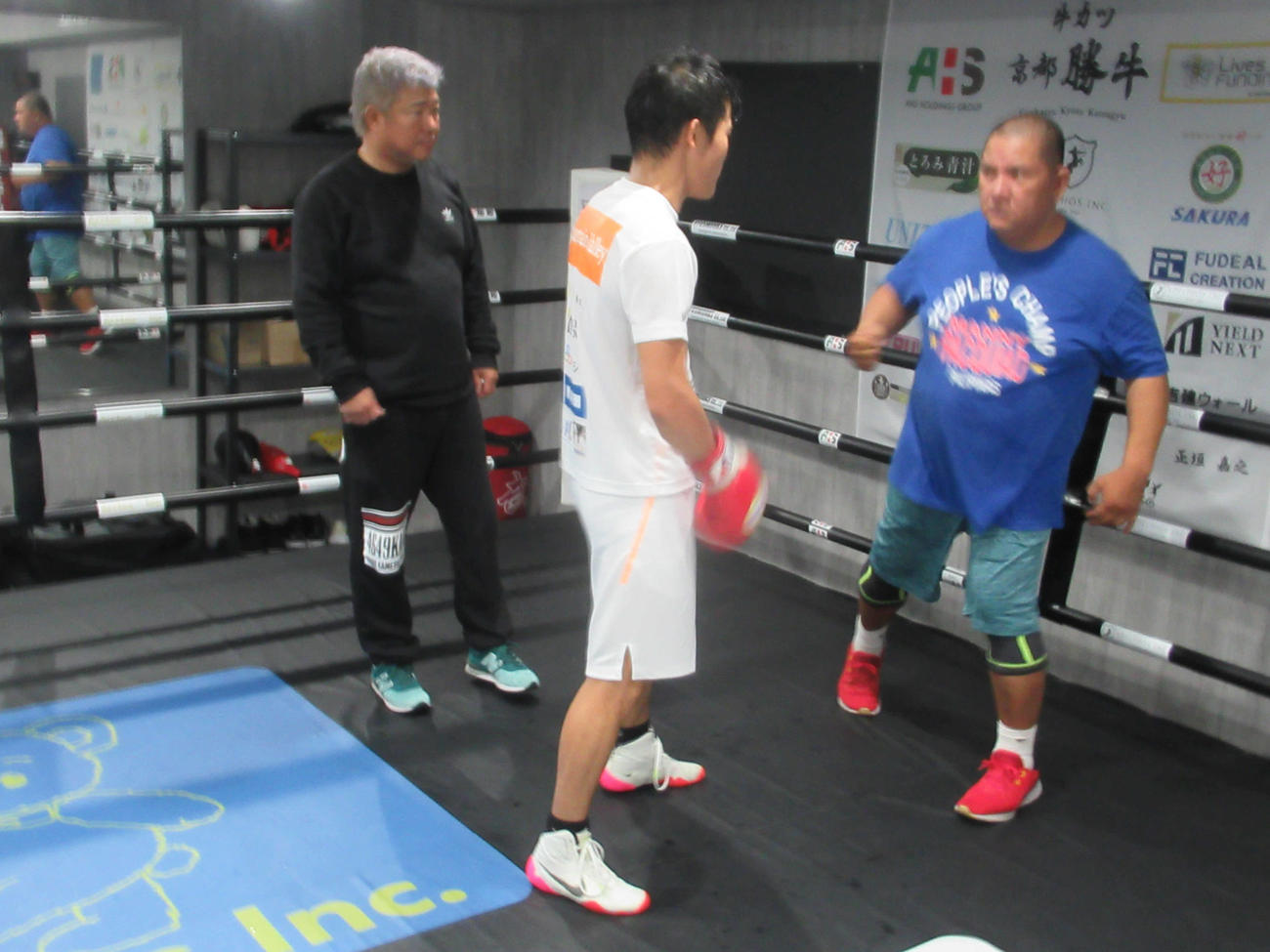 亀田和毅（中央）を指導するフェルナンデス氏（右）。左は亀田史郎氏（2023年12月13日撮影）