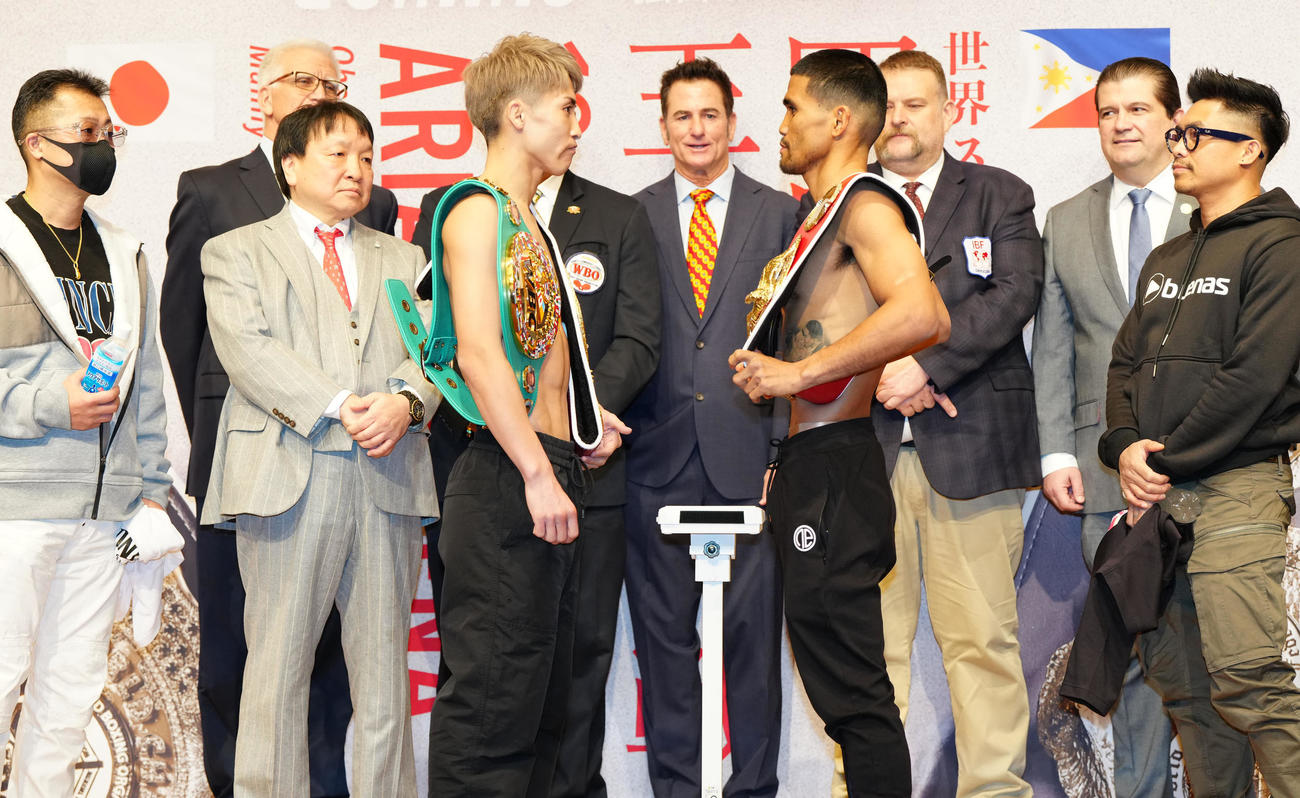 4団体王座統一戦の前日計量をクリアし、フェースオフするWBC、WBO世界スーパーバンタム級王者の井上尚（中央左）とWBAスーパー、IBF世界同級王者のタパレス（同右）（撮影・江口和貴）