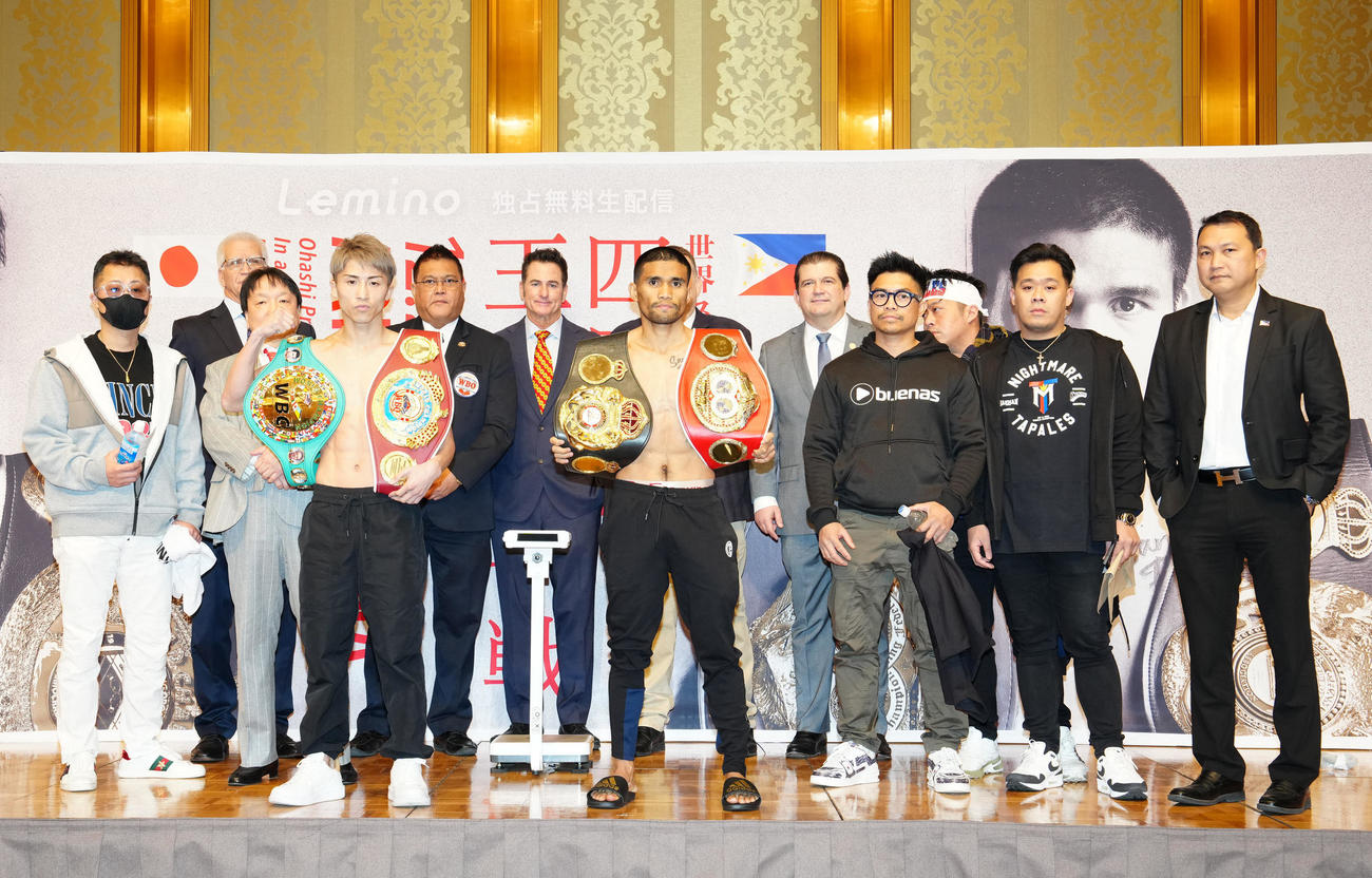 4団体王座統一戦の前日計量をクリアし写真に納まるWBC、WBO世界スーパーバンタム級王者の井上尚（左から4人目）とWBAスーパー、IBF世界同級王者のタパレス（同7人目）（撮影・江口和貴）