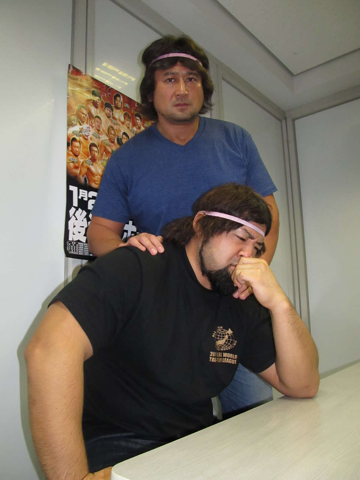 2011年12月、全日本入団査定マッチについて会見した大森隆男（上）と悲壮感を漂わせるタッグパートナーの征矢学