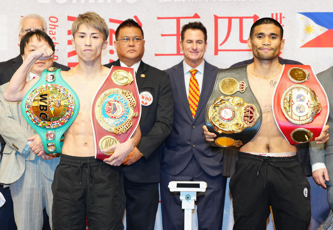4団体王座統一戦の前日計量をクリアし写真に納まるWBC、WBO世界スーパーバンタム級王者の井上尚（手前左）とWBAスーパー、IBF世界同級王者のタパレス（撮影・江口和貴）