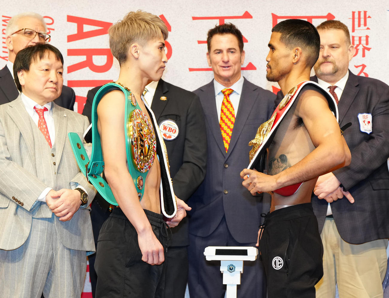 25日、フェースオフするWBC、WBO世界スーパーバンタム級王者の井上尚弥（手前左）とWBAスーパー、IBF世界同級王者のタパレス
