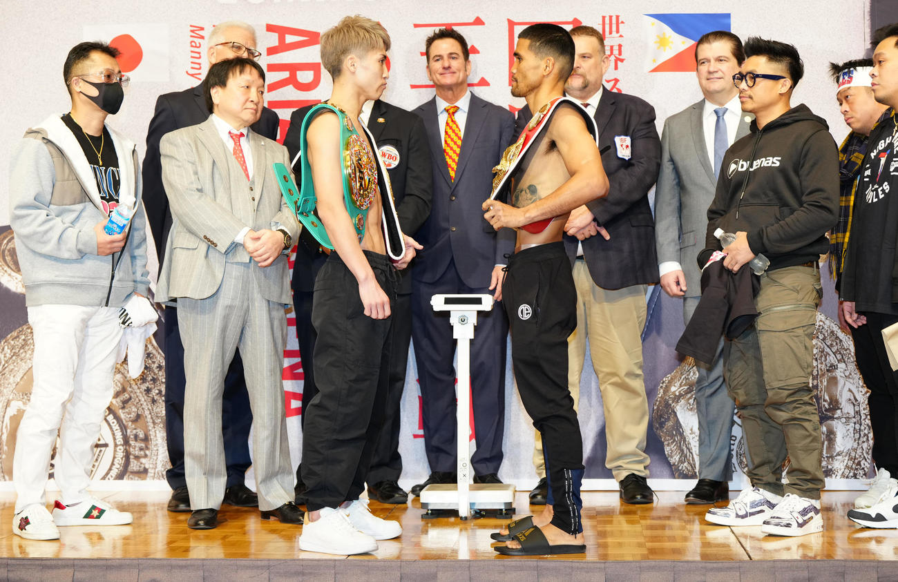 4団体王座統一戦の前日計量をクリアし、フェースオフするWBC、WBO世界スーパーバンタム級王者の井上尚（中央左）とWBAスーパー、IBF世界同級王者のタパレス（同右）（撮影・江口和貴）
