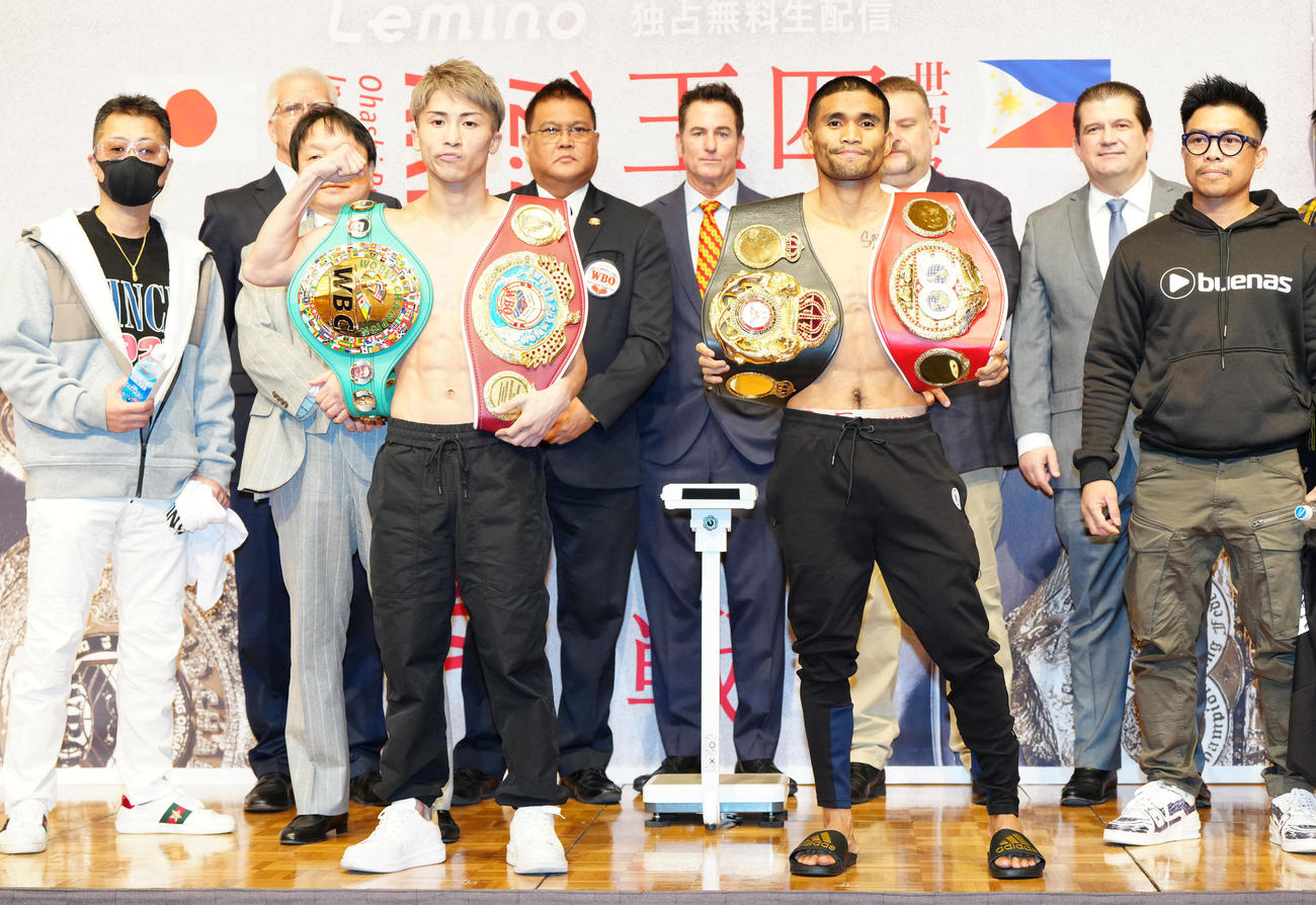 4団体王座統一戦の前日計量をクリアし写真に納まるWBC、WBO世界スーパーバンタム級王者の井上尚（手前左）とWBAスーパー、IBF世界同級王者のタパレス（同右）（撮影・江口和貴）