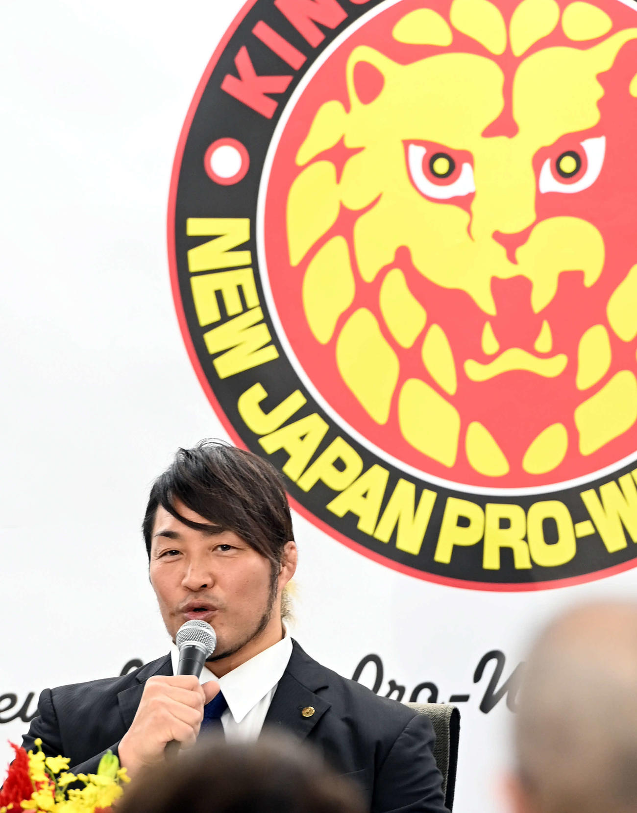 新日本プロレスの新社長に就任しあいさつをする棚橋（撮影・たえ見朱実）