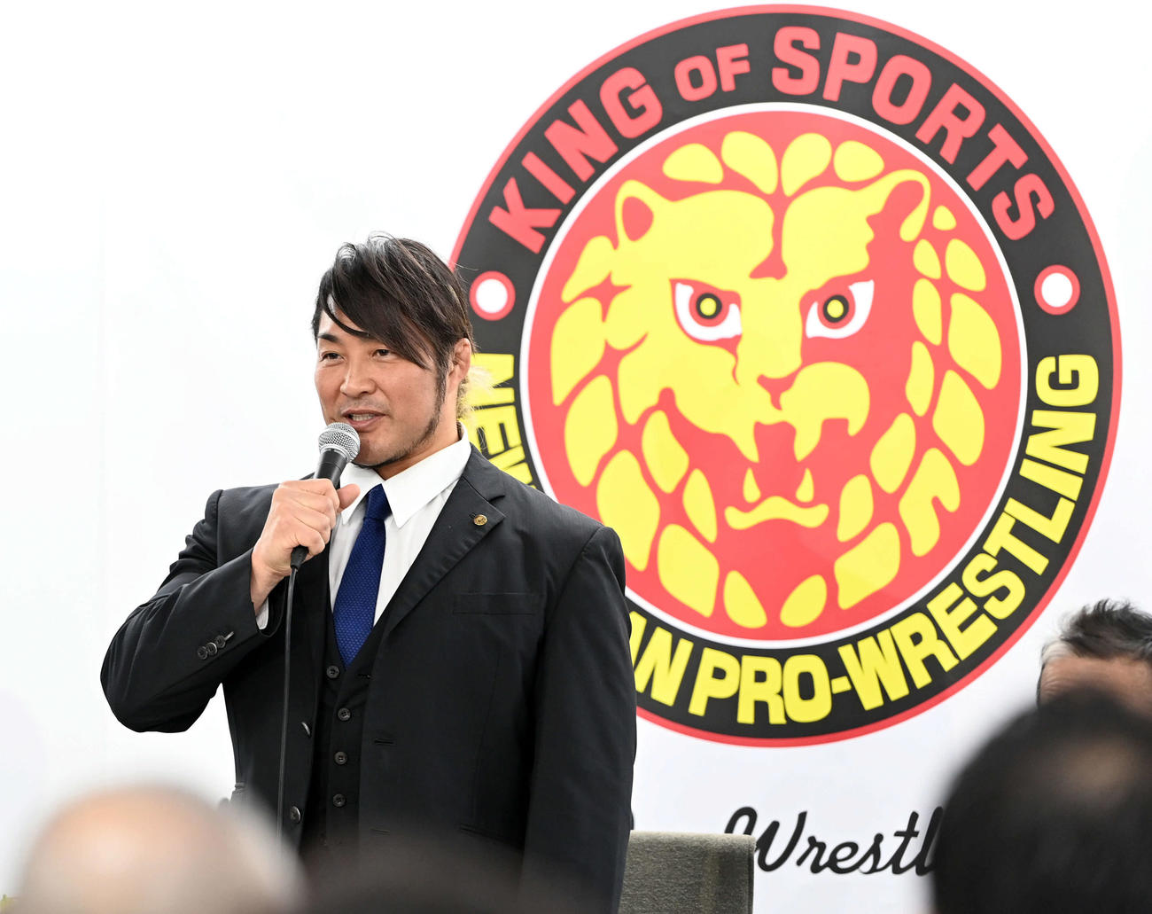 新日本プロレスの新社長に就任しあいさつをする棚橋（撮影・たえ見朱実）