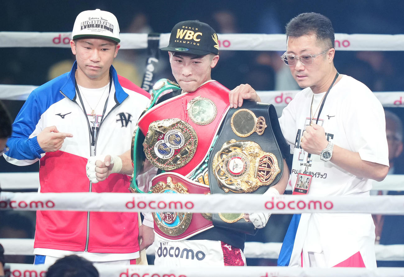 タパレスに10回KO勝ちで4団体王座統一した井上尚（中央）は父真吾トレーナー（右）、弟拓真と記念撮影（撮影・鈴木みどり）