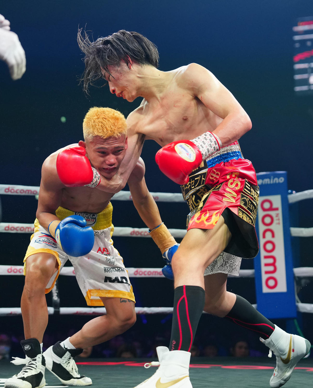 5回、ガブニラス（左）を攻め込む坂間（撮影・江口和貴）