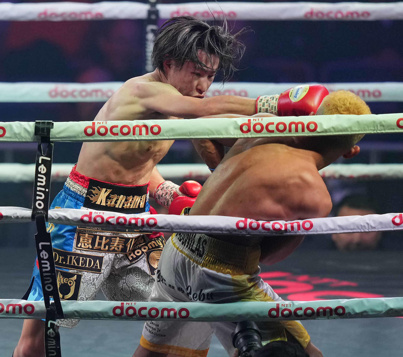 坂間対カブニラス　5回、カブニラス（右）を攻める坂間（撮影・鈴木みどり）