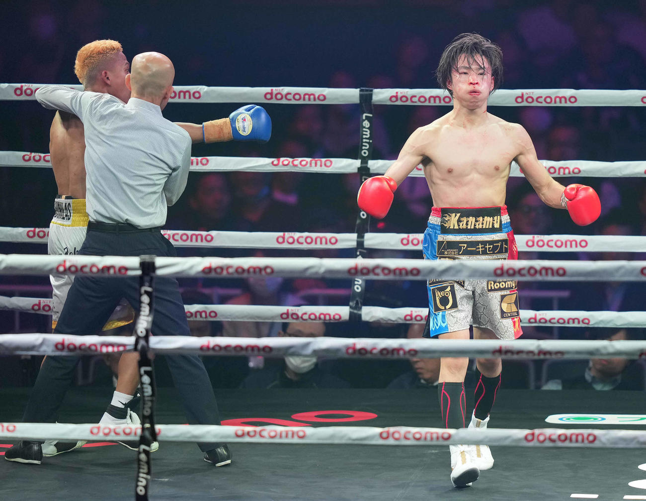 坂間対カブニラス　5回、カブニラス（左）にTKO勝ちし、ガッツポーズする坂間（撮影・鈴木みどり）