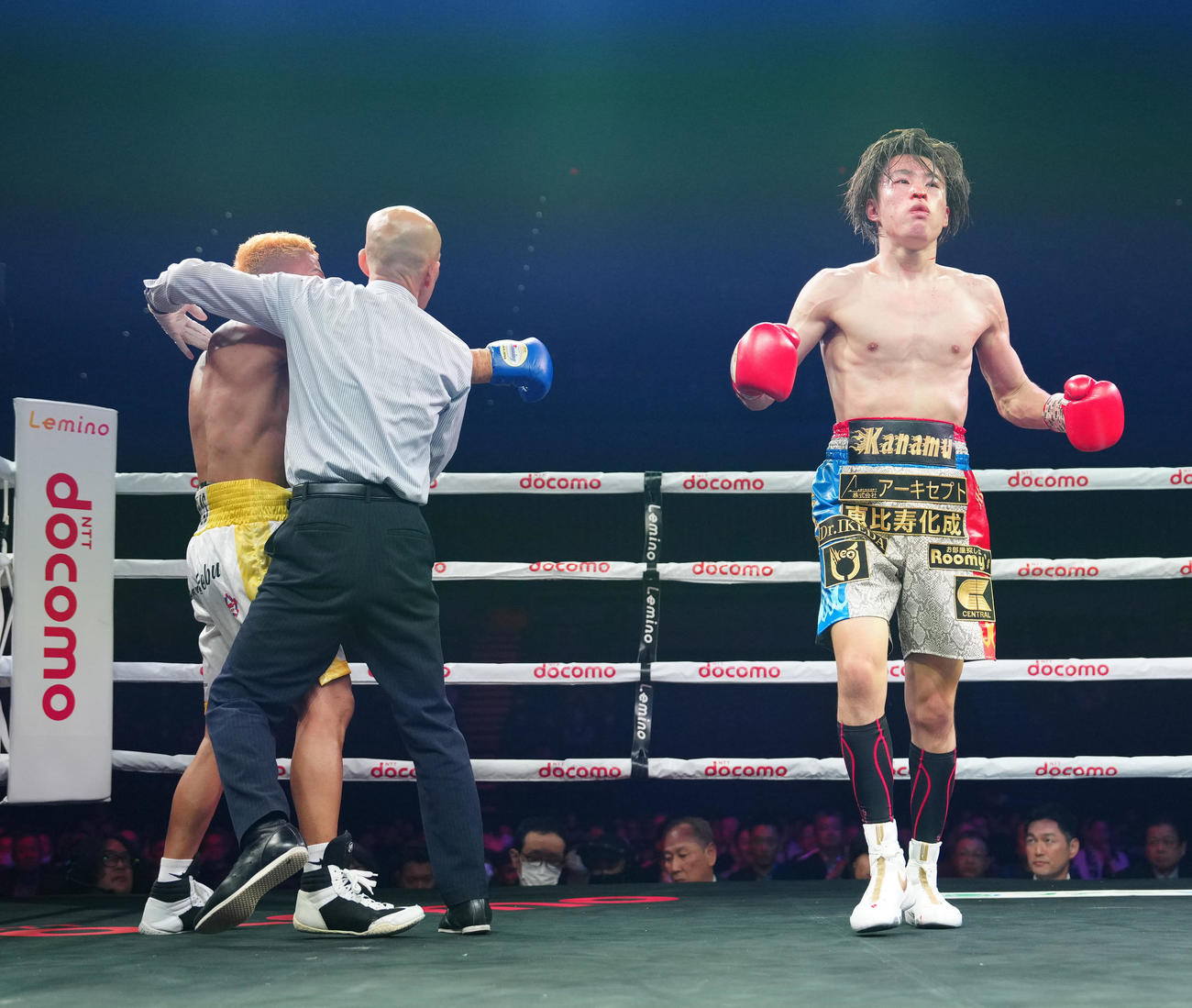 5回、ガブニラス（左）にTKO勝ちした坂間（撮影・江口和貴）