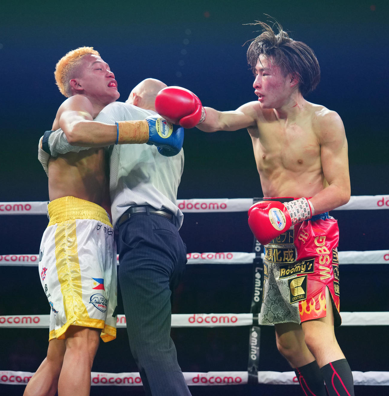 5回、ガブニラス（左）にTKO勝ちした坂間（撮影・江口和貴）