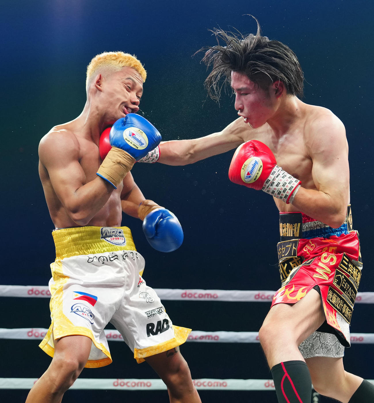 3回、ガブニラス（左）に右ストレートを放つ坂間（撮影・江口和貴）