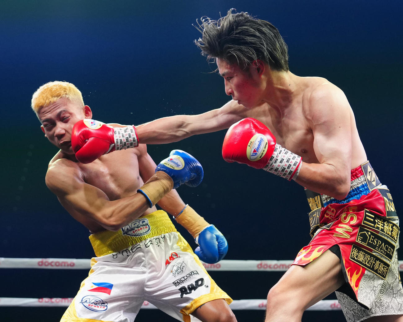 3回、ガブニラス（左）に右ストレートを放つ坂間（撮影・江口和貴）