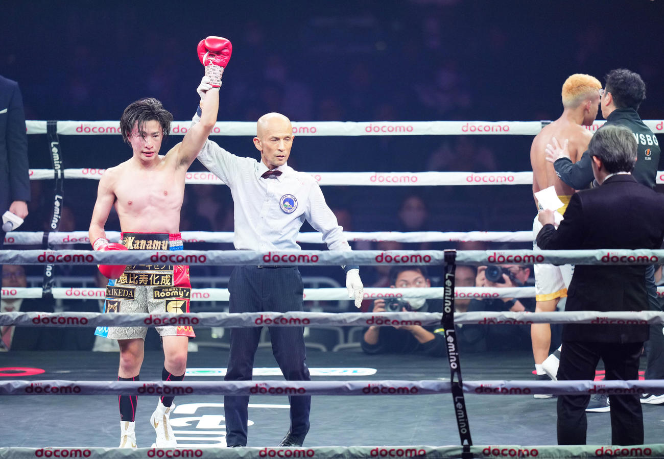 5回、ガブニラス（右から2人目）にTKOで破り、勝ち名乗りを受ける坂間（撮影・菅敏）