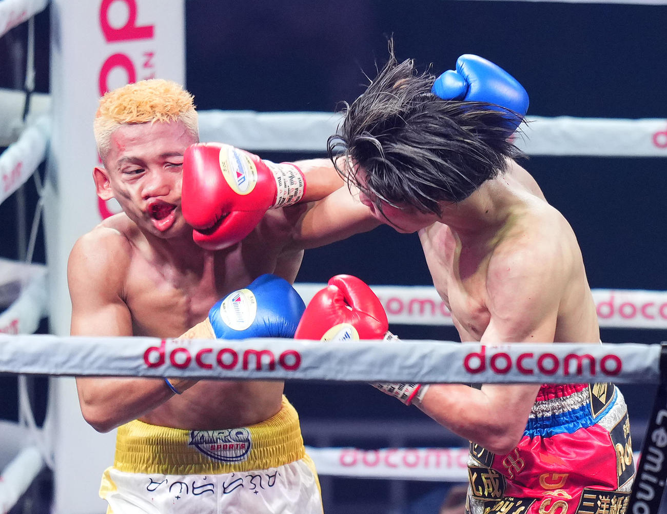 5回、ガブニラス（左）の顔面に右フックを入れる坂間（撮影・菅敏）