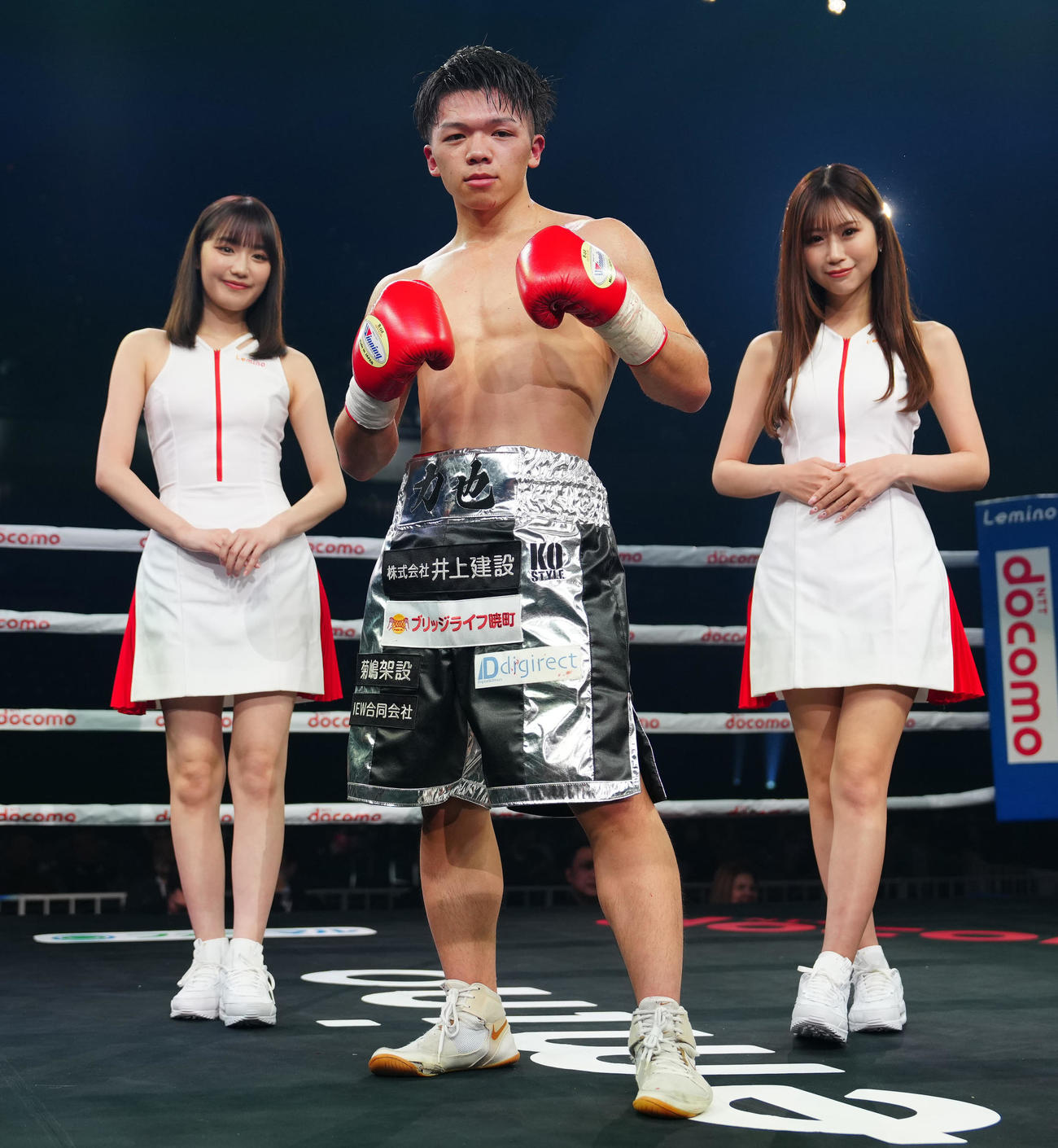 デビュー戦で遠藤に判定勝ちした佐藤（中央）。左はラウンドガールの仲俣由菜、右は日南まみ（撮影・江口和貴）