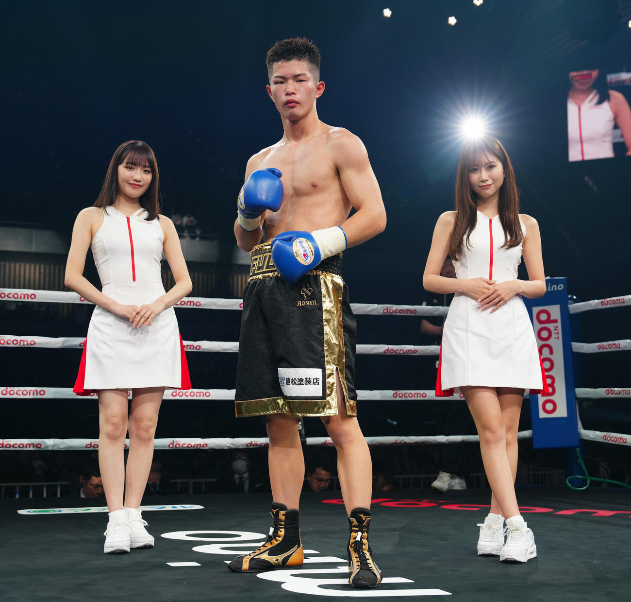 4回TKO勝ちした植松（中央）。左はラウンドガールの仲俣由菜、右は日南まみ（撮影・江口和貴）