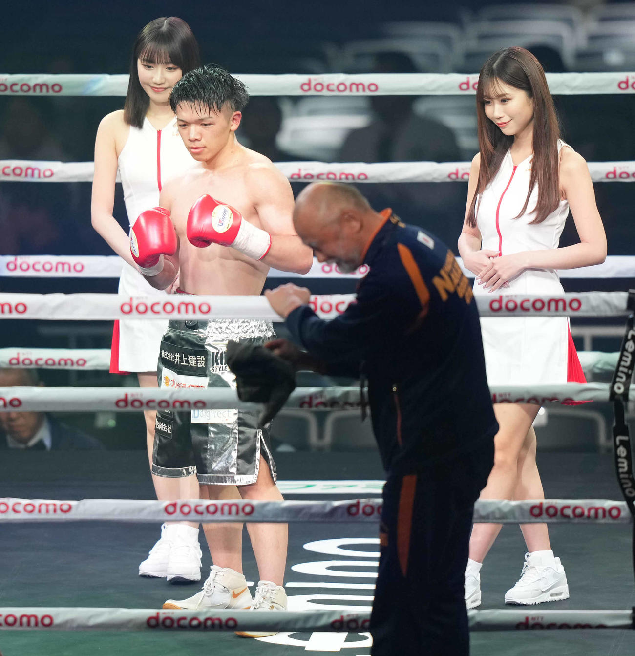 佐藤対遠藤　遠藤に勝利した佐藤（中央）（撮影・鈴木みどり）