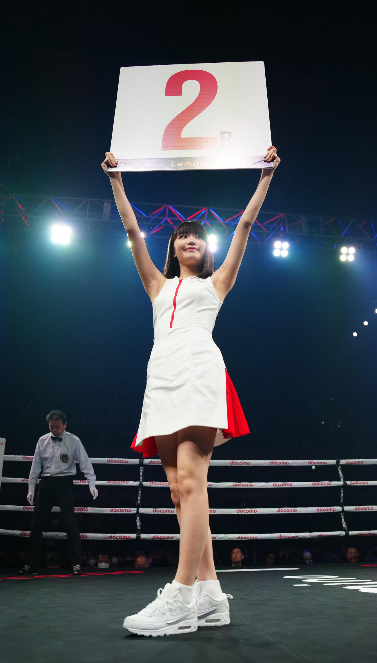 リングを彩るラウンドガールの仲俣由菜（撮影・江口和貴）
