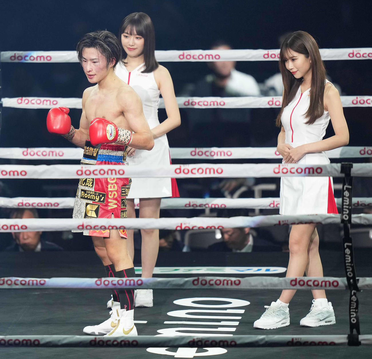 坂間対カブニラス　カブニラスに5回TKO勝ちした坂間。右は日南まみ、左奥は仲俣由菜（撮影・鈴木みどり）