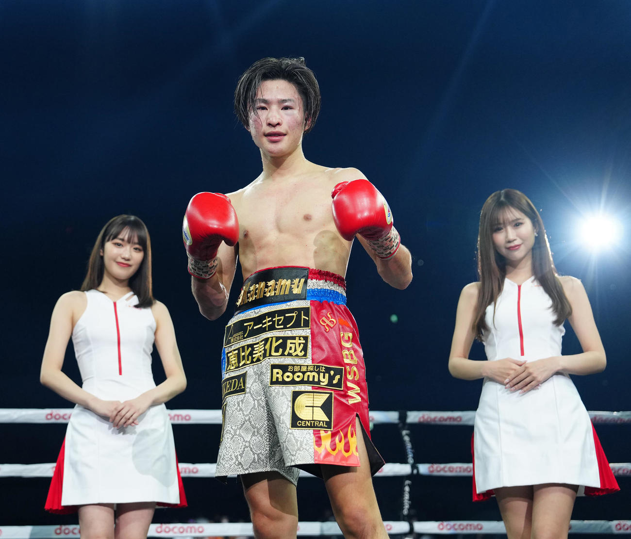 ガブニラスに5回TKO勝ちした坂間（中央）（撮影・江口和貴）