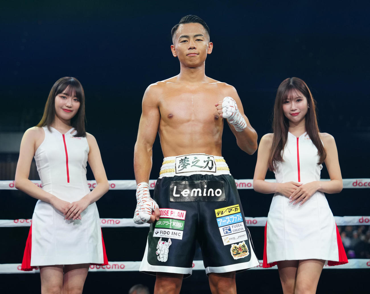 ディアスに2回KO勝ちした武居（中央）（撮影・江口和貴）