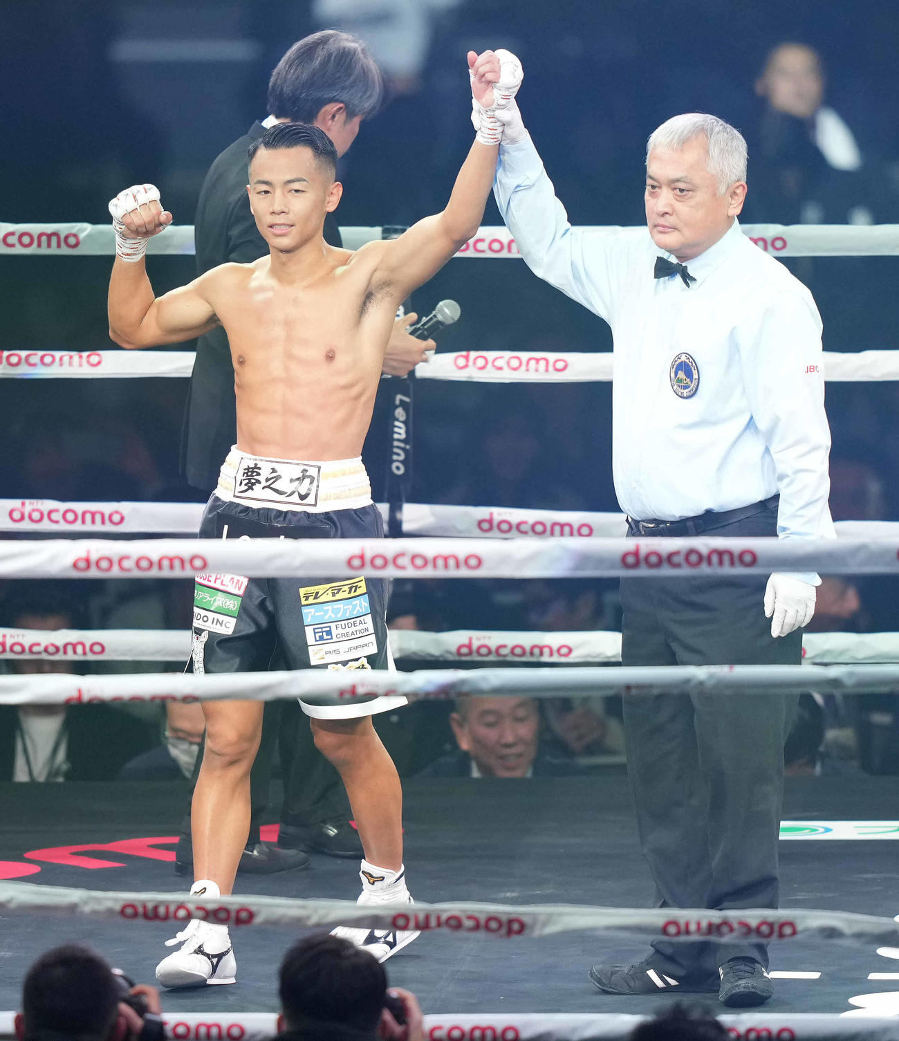 武居対ディアス　ディアスに2回KO勝ちした武居（左）（撮影・鈴木みどり）