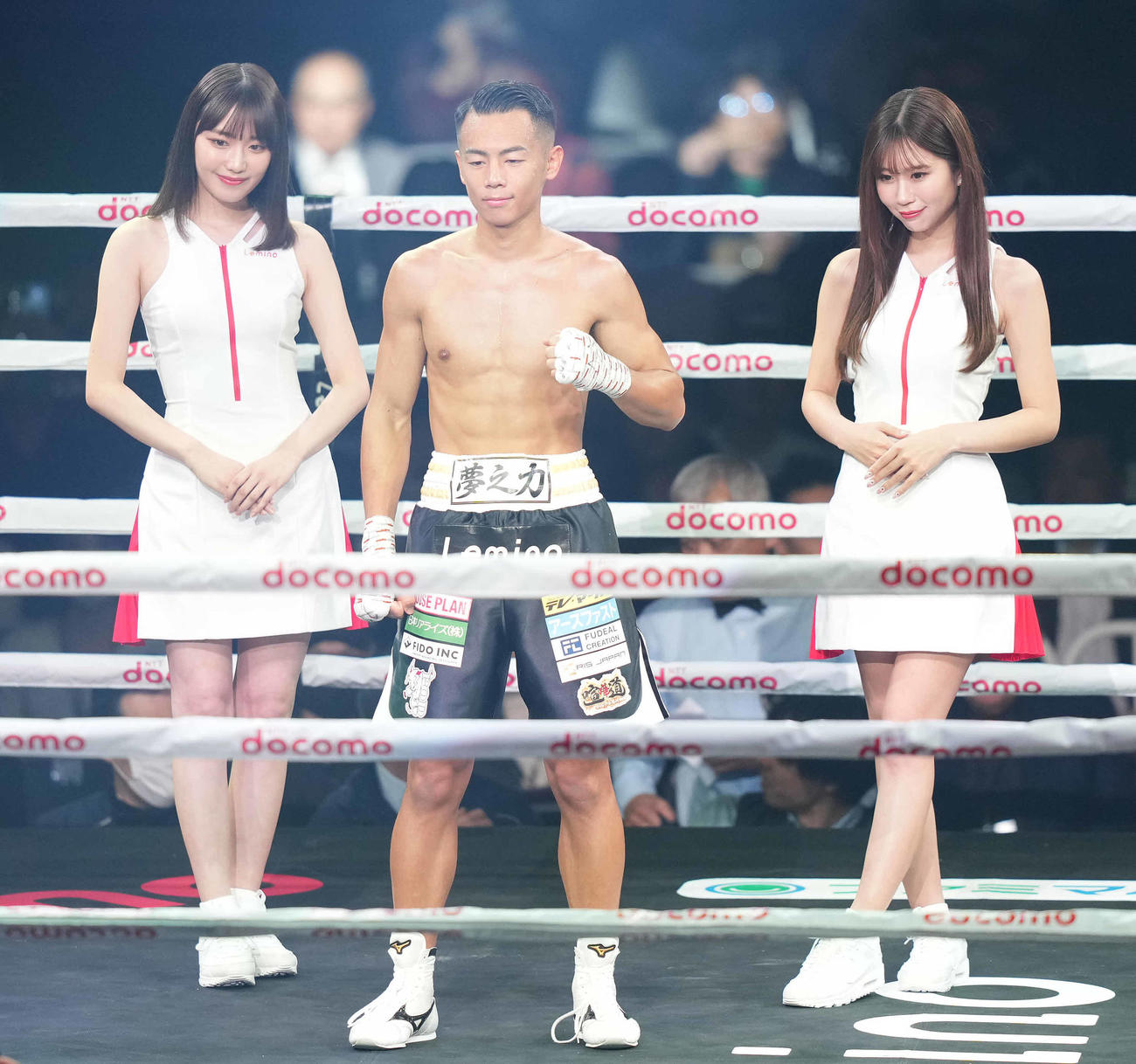 武居対ディアス　ディアスに2回KO勝ちした武居。左は仲俣由菜、右は日南まみ（撮影・鈴木みどり）