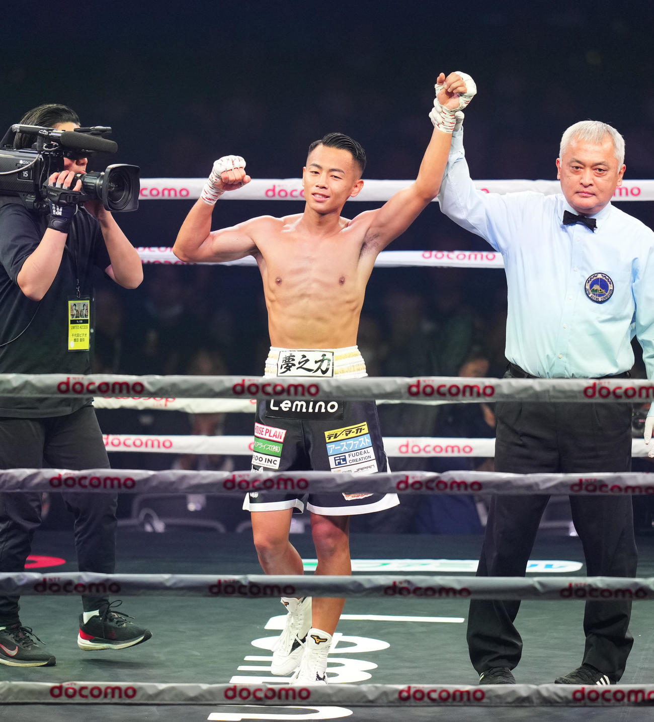 2回、ディアスにKOで倒し、勝ち名乗りを受ける武居（撮影・菅敏）