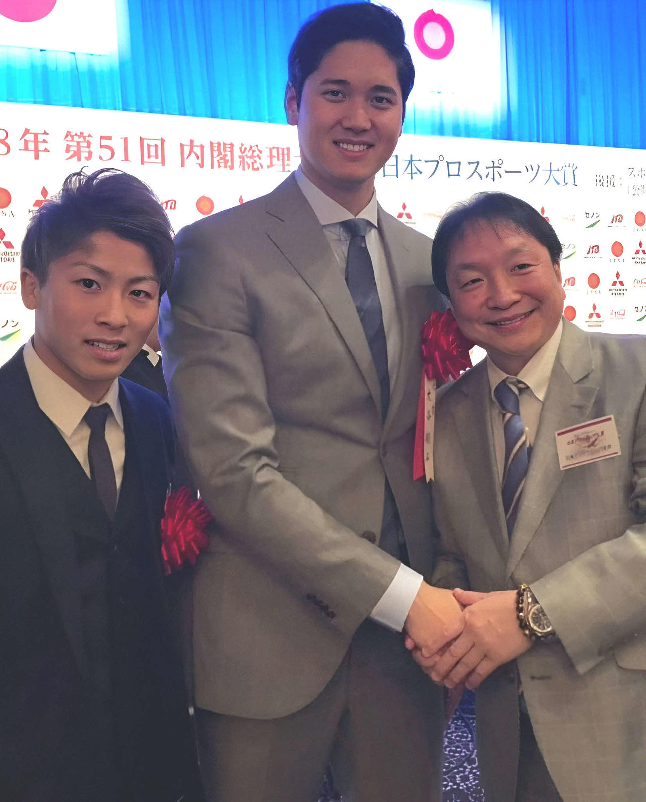 18年12月、日本プロスポーツ大賞で一緒に写真撮影した、左から井上、大谷、大橋会長（大橋会長提供）